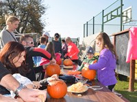 fotografie 3 / 32 - Halloweenské vydlabávání dýní - fotografie