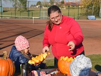 fotografie 19 / 32 - Halloweenské vydlabávání dýní - fotografie