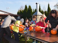 fotografie 5 / 32 - Halloweenské vydlabávání dýní - fotografie