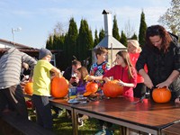 fotografie 6 / 32 - Halloweenské vydlabávání dýní - fotografie