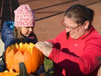 fotografie 9 / 32 - Halloweenské vydlabávání dýní - fotografie