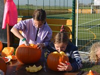 fotografie 8 / 32 - Halloweenské vydlabávání dýní - fotografie