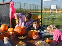 fotografie 7 / 32 - Halloweenské vydlabávání dýní - fotografie